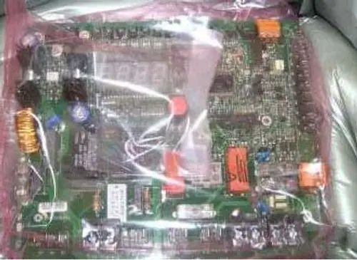 Elektronikplatine in transparenter Schutzverpackung, mit verschiedenen Komponenten und Anschlüssen, erkenntlich als Remeha-Produkt.